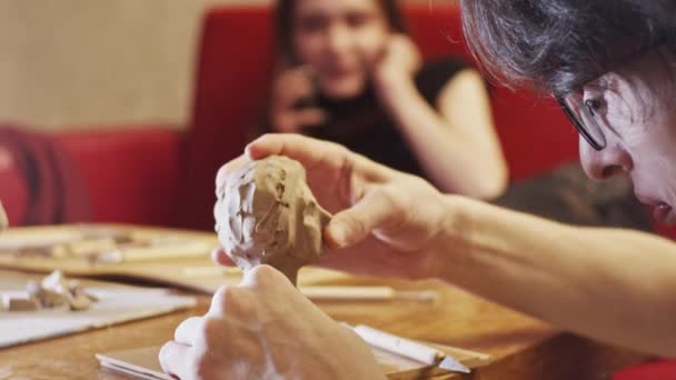 Ung Konstnär Skulptera Byst Kvinna Från Verkliga Unga Kvinna Med — Stockvideo