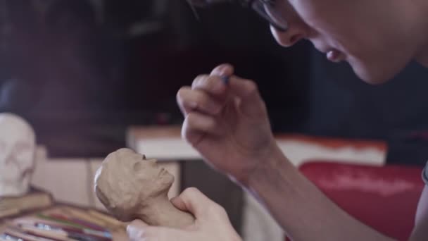 Ung Konstnär Skulptera Byst Kvinna Med Plasticine Icke Torkande Lera — Stockvideo