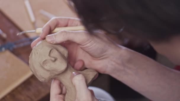 Mladý Umělec Sochařství Busta Ženy Plasticine Non Sušení Jílu — Stock video