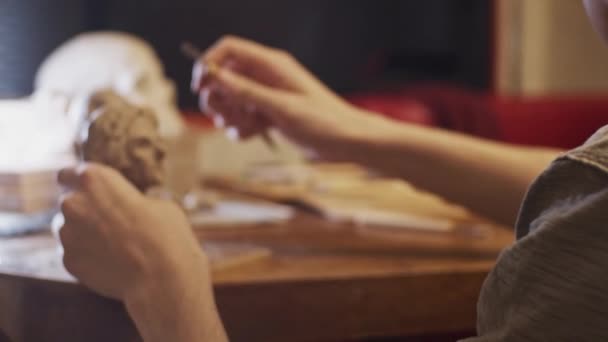 プラスチシン 乾燥していない粘土 を使用して本物の若い女性から女性の胸像を彫刻若いアーティスト — ストック動画