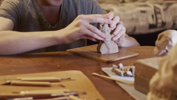 Młoda Artystka Rzeźbiąca Popiersie Kobiety Plasticyną Glina Niesusząca — Wideo stockowe