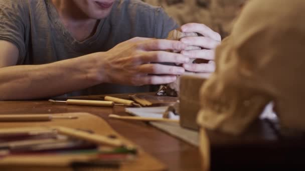 若い芸術家は女性の胸像をプラスチックで彫刻する 乾燥していない粘土 — ストック動画