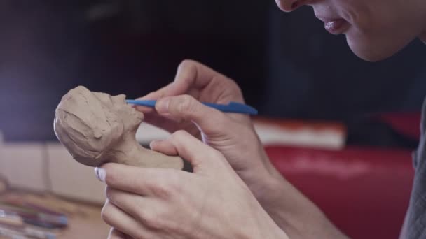 Jonge Kunstenaar Beeldhouwen Buste Van Vrouw Met Plasticine Niet Drogen — Stockvideo