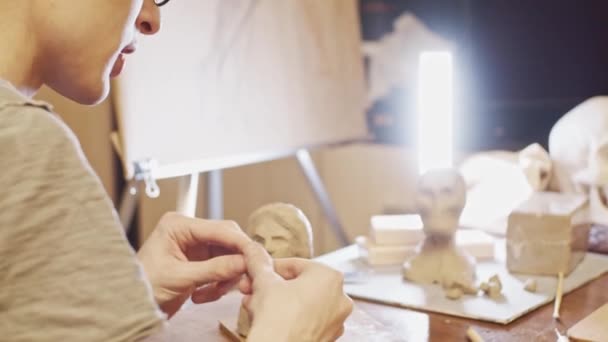 Giovane Artista Scultura Busto Donna Con Plastilina Argilla Non Essiccante — Video Stock