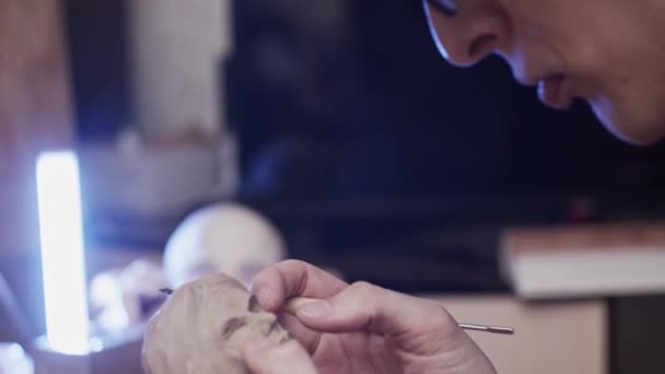 Mladý Umělec Sochařství Busta Ženy Plasticine Non Sušení Jílu — Stock video