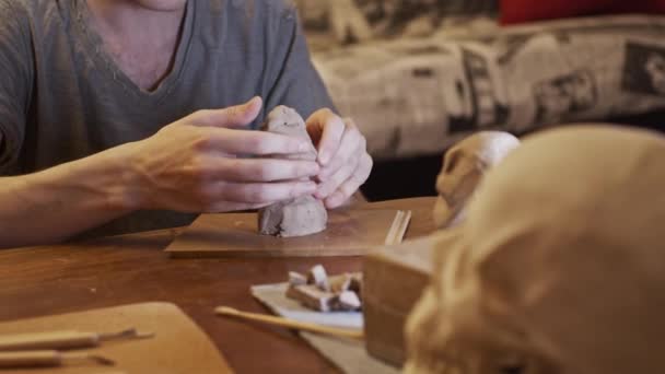 Mladý Umělec Sochařství Busta Ženy Plasticine Non Sušení Jílu — Stock video