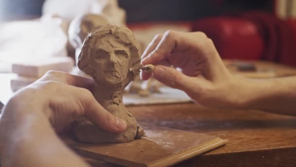 Jeune Artiste Sculptant Buste Femme Vraie Jeune Femme Aide Plasticine — Video