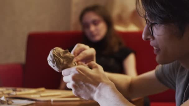 Молодой Художник Создает Бюст Женщины Настоящей Молодой Женщины Используя Пластилин — стоковое видео