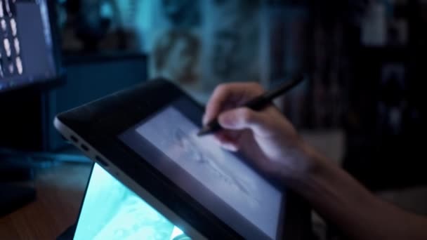Junge Künstlerin Zeichnet Illustration Auf Tablet Zeitlupe Geringe Schärfentiefe — Stockvideo