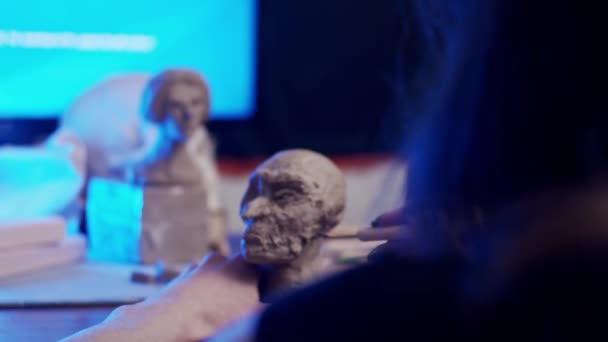 Jeune Artiste Sculptant Buste Femme Avec Plasticine Argile Non Séchante — Video