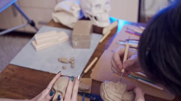 Twee Jonge Kunstenaars Beeldhouwen Met Behulp Van Plasticine Niet Drogende — Stockvideo