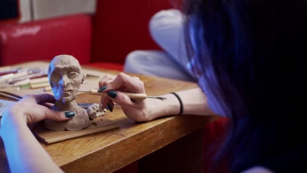 Jeune Artiste Sculptant Buste Femme Avec Plasticine Argile Non Séchante — Video