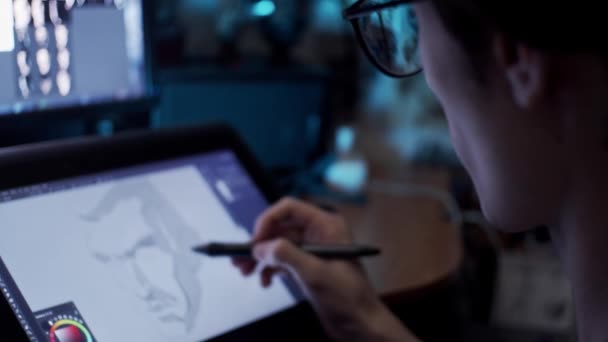 Giovane Artista Disegno Illustrazione Tablet Rallentatore Profondità Campo Poco Profonda — Video Stock