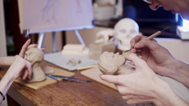 Dos Jóvenes Artistas Esculpiendo Con Plastilina Arcilla Secante — Vídeos de Stock