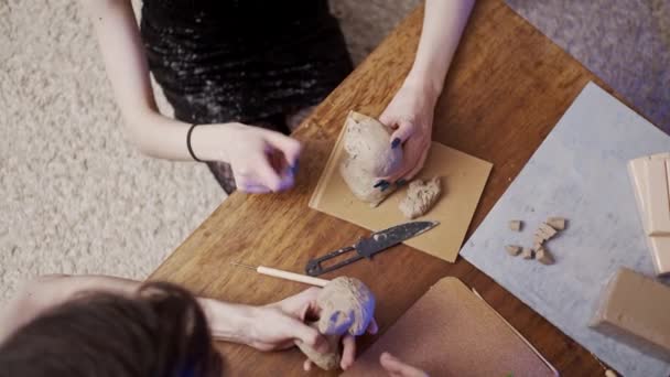 Dos Jóvenes Artistas Esculpiendo Con Plastilina Arcilla Secante — Vídeos de Stock