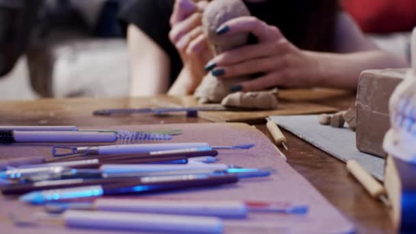 Dos Jóvenes Artistas Esculpiendo Con Plastilina Arcilla Secante — Vídeo de stock