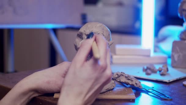Ung Konstnär Skulptera Byst Kvinna Med Plasticine Icke Torkande Lera — Stockvideo