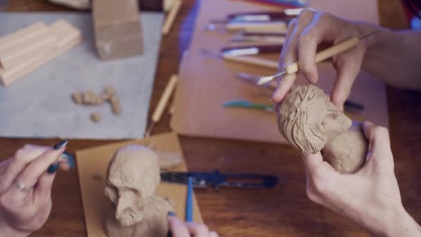 Zwei Junge Bildhauer Aus Knetmasse Nicht Trocknender Ton — Stockvideo