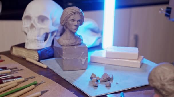 Ung Konstnär Skulptera Byst Kvinna Med Plasticine Icke Torkande Lera — Stockvideo