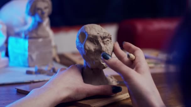 Giovane Artista Scultura Busto Donna Con Plastilina Argilla Non Essiccante — Video Stock