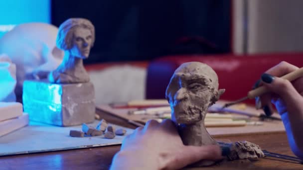 Jeune Artiste Sculptant Buste Femme Avec Plasticine Argile Non Séchante — Video