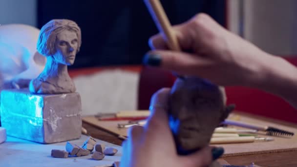 Mladý Umělec Sochařství Busta Ženy Plasticine Non Sušení Jílu — Stock video