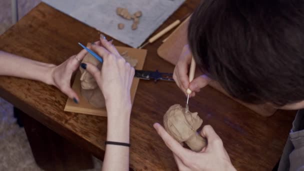 Zwei Junge Bildhauer Aus Knetmasse Nicht Trocknender Ton — Stockvideo
