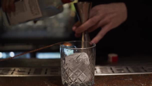 制造酒精鸡尾酒的过程 添加酒精 慢动作 场深度浅 — 图库视频影像