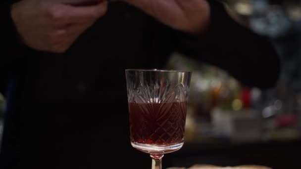 Processo Produzione Cocktail Alcolici Aggiunta Buccia Arancia Sopra Cocktail Rallentatore — Video Stock