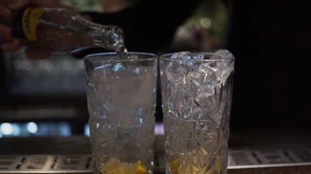 Процес Приготування Алкогольного Коктейлю Повільний Рух Мала Глибина Різкості — стокове відео