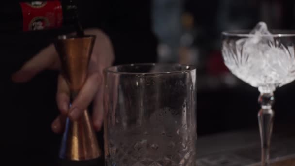 Proces Van Het Maken Van Alcoholcocktail Slow Motion Oppervlakkige Scherptediepte — Stockvideo