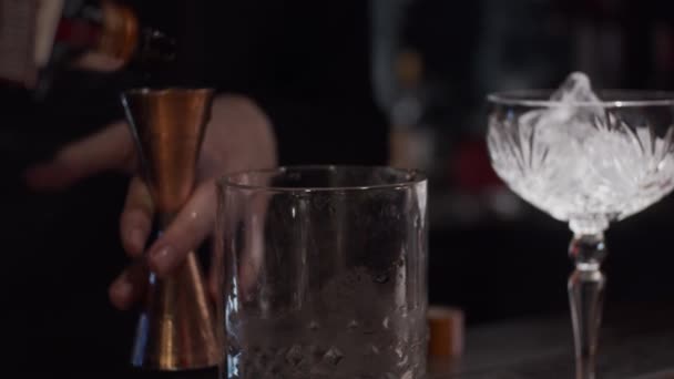 Proces Van Het Maken Van Alcoholcocktail Slow Motion Oppervlakkige Scherptediepte — Stockvideo