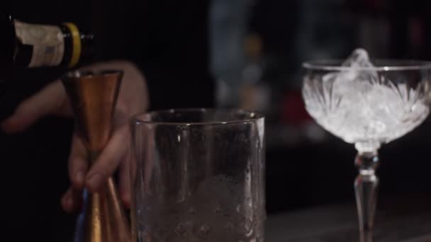Prozess Der Herstellung Von Alkohol Cocktail Zeitlupe Geringe Schärfentiefe — Stockvideo