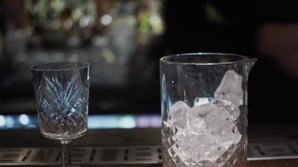 Prozess Der Herstellung Von Alkohol Cocktail Zeitlupe Geringe Schärfentiefe — Stockvideo