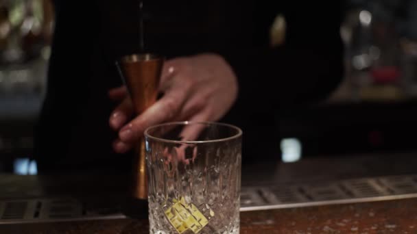 アルコールカクテル レモンとガラスの中にアルコールとソーダを注ぐのプロセス スローモーション フィールドの浅い深さ — ストック動画