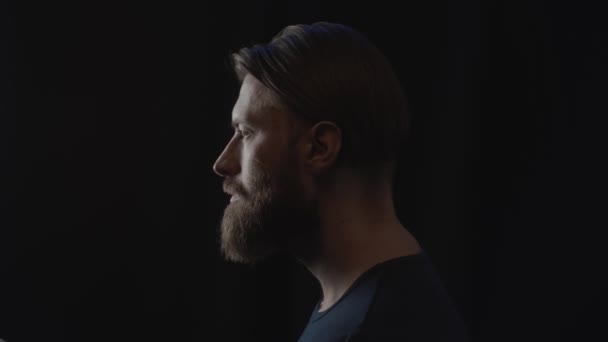 Руки Жінки Торкаються Чоловічої Бороди Повільний Рух — стокове відео