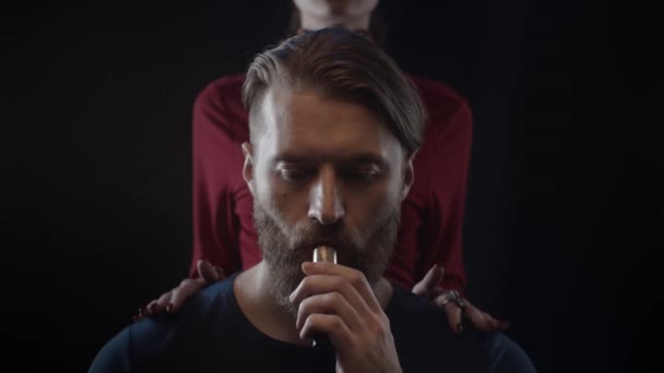 满头胡须的男人吸烟 女人轻柔 慢动作地摸男人的胡子 — 图库视频影像