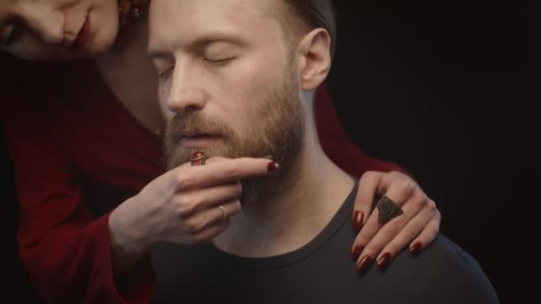 Жінка Розчісує Бороду Людини Неглибока Глибина Різкості Повільний Рух — стокове відео
