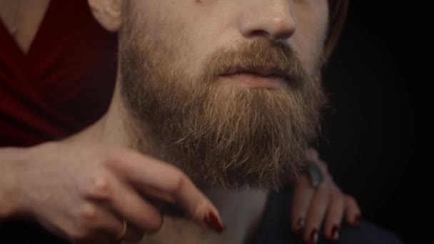 Mulher Pentear Barba Homem Profundidade Campo Rasa Câmara Lenta Fechar — Vídeo de Stock