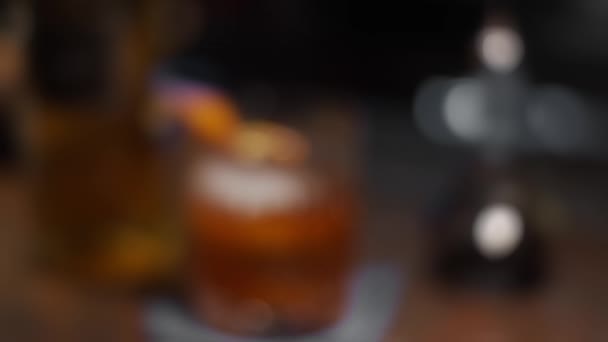 Glas Mit Orangenschale Und Eiscocktail Zeitlupe Geringe Schärfentiefe Schwerpunktwechsel — Stockvideo