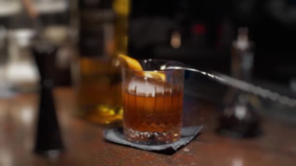 Sticlă Coajă Portocale Cocktail Gheață Mișcare Lentă Adâncime Superficială Câmpului — Videoclip de stoc