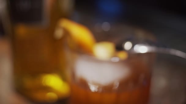 Glas Med Apelsinskal Och Iscocktail Närbild Slow Motion Kort Skärpedjup — Stockvideo