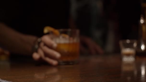Barman Passeert Glas Met Cocktail Voorgrond Slow Motion Ondiepe Scherptediepte — Stockvideo