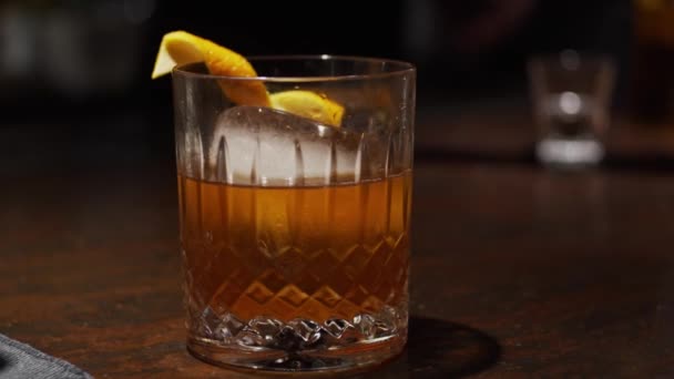 Bicchiere Con Buccia Arancia Cocktail Ghiaccio Slow Motion Bassa Profondità — Video Stock