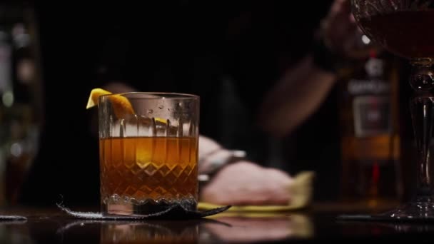 Glas Met Sinaasappelschil Ijscocktail Slow Motion Ondiepe Scherptediepte — Stockvideo