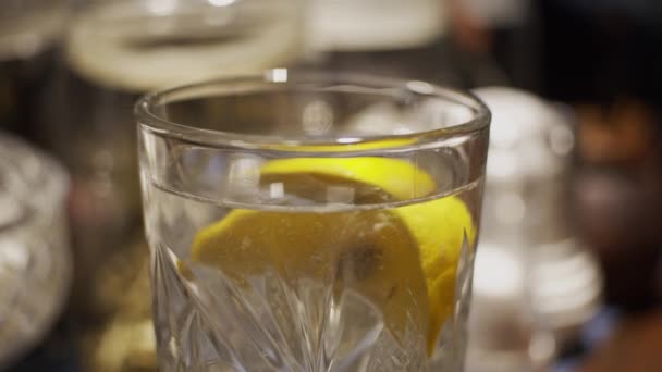 Citron Läsk Vriden Glas Slow Motion Grunt Skärpedjup — Stockvideo