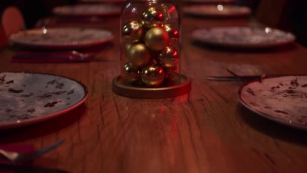 Decoración Navidad Mesa Bolas Árbol Cubierta Vidrio Poca Profundidad Campo — Vídeos de Stock
