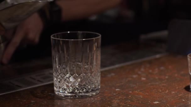 Process Making Alcohol Cocktail Dropping Ice Glas Slow Motion Shallow — Stock Video
