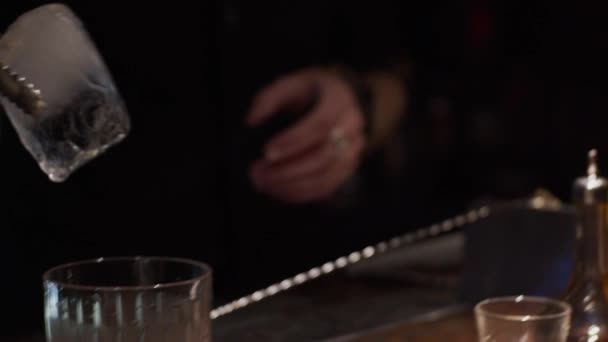 Процес Приготування Алкогольного Коктейлю Скидання Льоду Склянку Повільний Рух Мала — стокове відео