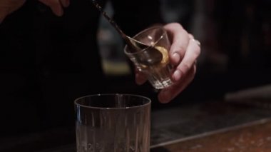 Alkol kokteyli yapma süreci, cama baharat ekleme, yavaş çekim, sığ alan derinliği